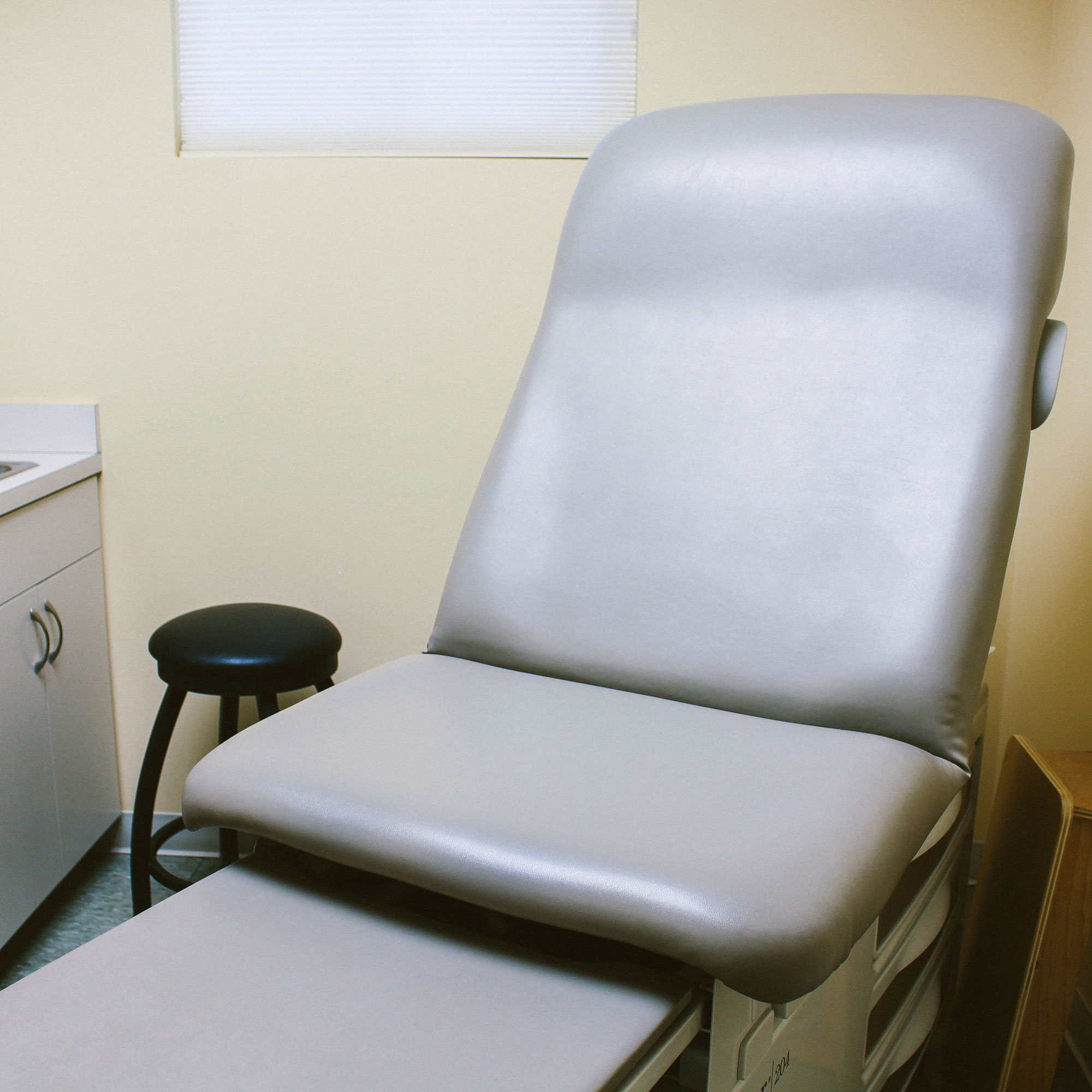 An image of a patient chair in a patient room.
